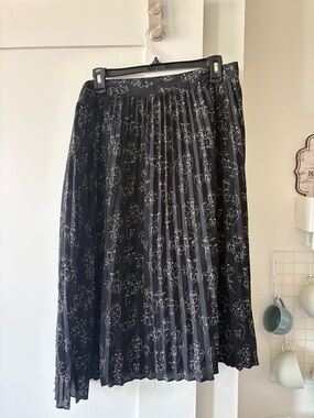 a new day Black Pleated Midi Skirt with White Abstract Line Print